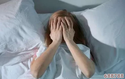 夜里睡不着一个人偷偷看b站，原来是在等你来一起开黑打游戏啊