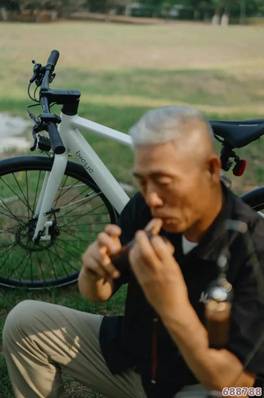 ChineSe〇d老头与激情l：探索生活中的热情与独特视角，用户的深刻见解引人深思