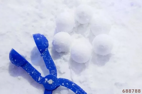 雪球大作战!两团雪球挤出各种形状,谁能捏出最奇葩造型？