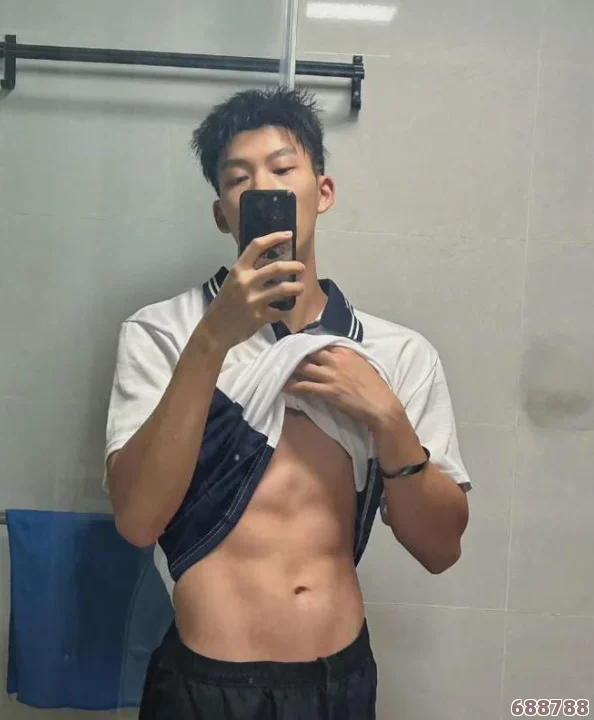 我是1但是我的室友都是体育生：当学霸遇上肌肉男，宿舍里的欢乐与尴尬
