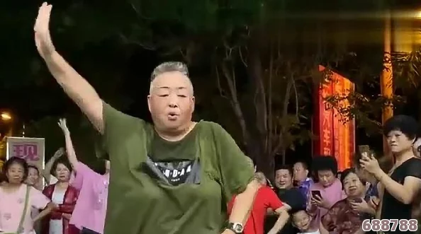 沈阳老阿姨叫的巅峰澎拜，＂吃鸡＂大神竟是六旬奶奶，操作秀翻全场