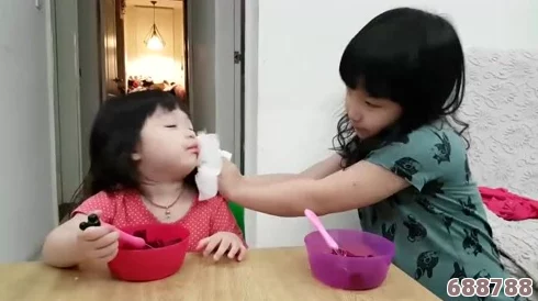 小孩半夜喂姐姐吃萝卜，原来是在玩＂深夜厨房＂游戏，结果闹出笑话