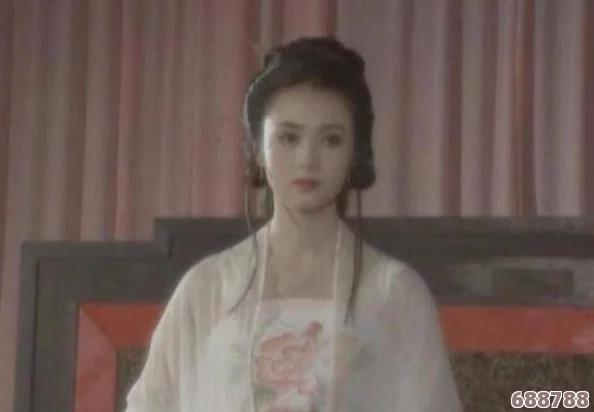 西施因为欠债无法偿还而成为债主们的风头无两，众人皆知她的美貌与悲剧